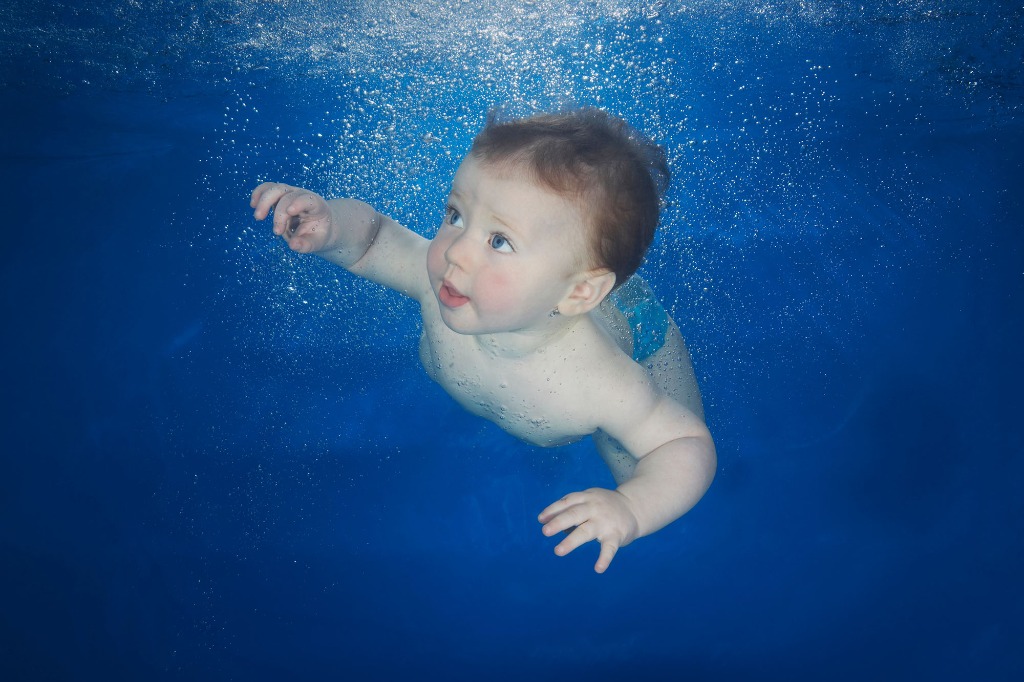 Bambino sottacqua